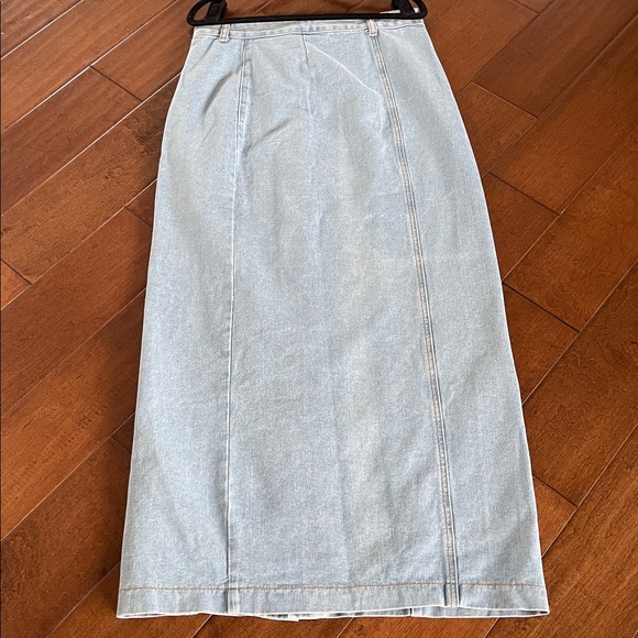 LIGHT WASH DENIM MAXI SKIRT | SLEEK NO-POCKET SILHOUETTE | BUTTON FRONT - Picture 4 of 14